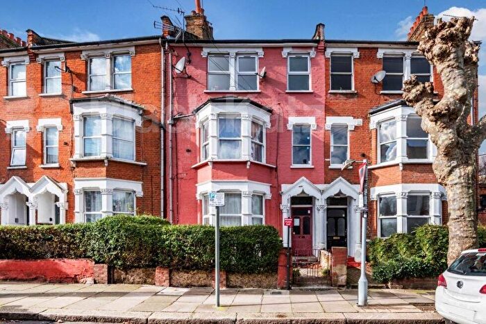 3 Bedroom Flat To Rent In Carlingford Road, Turnpike Lane, N15