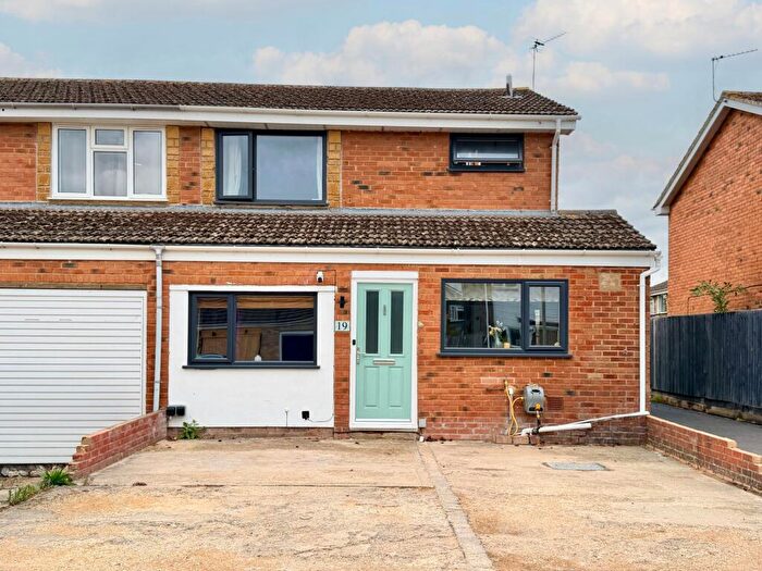3 Bedroom Semi-Detached House For Sale In Woodhill Drive, Grove, OX12