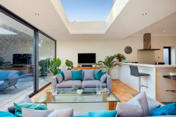 5 Bedroom Semi-Detached House To Rent In Pembroke Avenue Hove, BN3