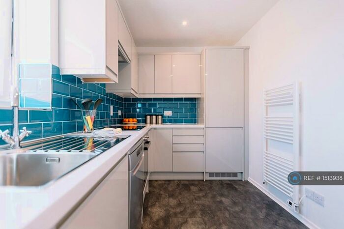 2 Bedroom Flat To Rent In Epping Close, Reading, RG1