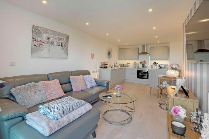 2 Bedroom Flat To Rent In Willow Park, Leigh Road, Havant, PO9