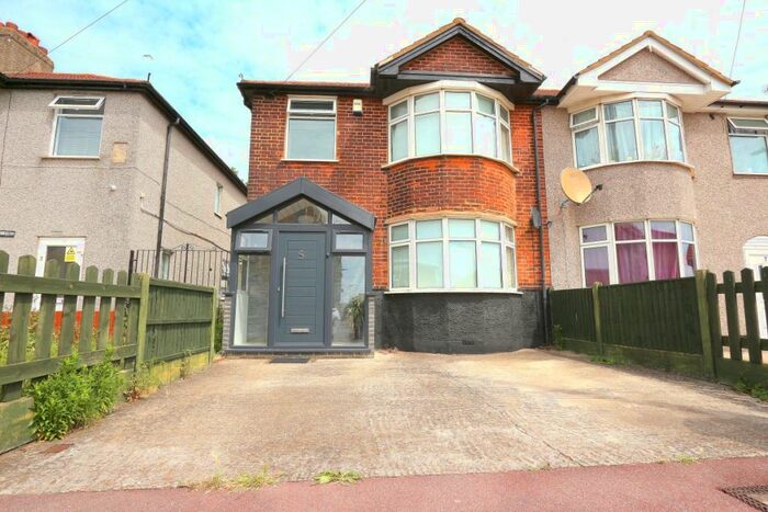 3 Bedroom House To Rent In Beamway, Dagenham, Essex, RM10