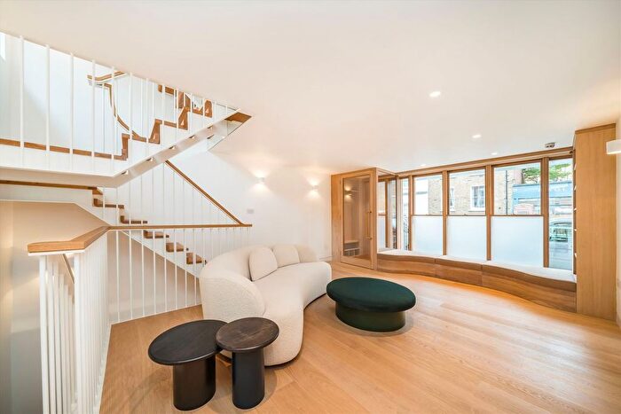 4 Bedroom Flat To Rent In Lonsdale Road, Notting Hill, W11
