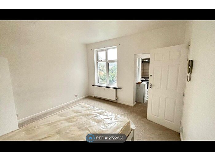 Studio To Rent In The Grove, London, N3