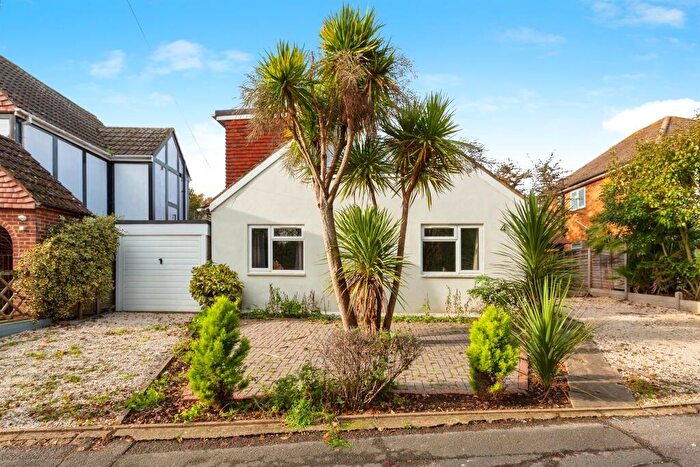 4 Bedroom Detached Bungalow For Sale In Lower Cippenham Lane, Slough, SL1