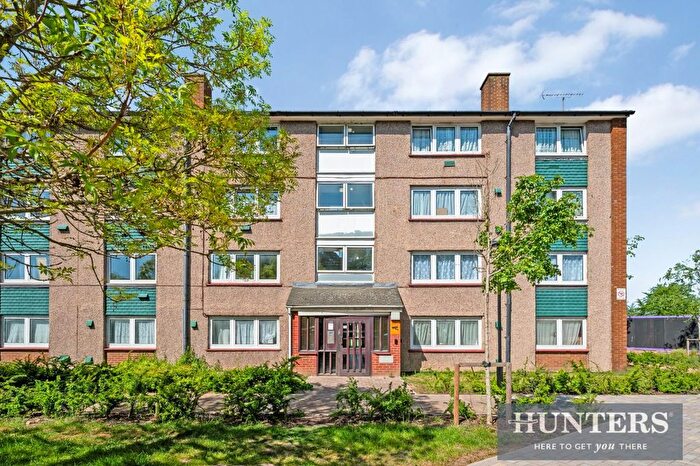 2 Bedroom Flat For Sale In Clements Court, Green Lane, TW4