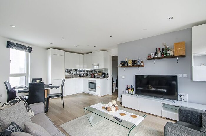 2 Bedroom Flat To Rent In Clement Avenue, London, SW4