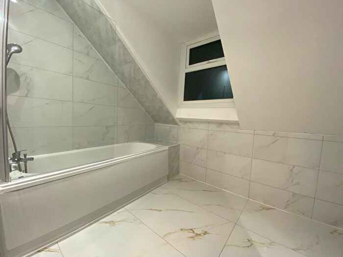 2 Bedroom Flat To Rent In Welling High Street, Welling, Kent, DA16