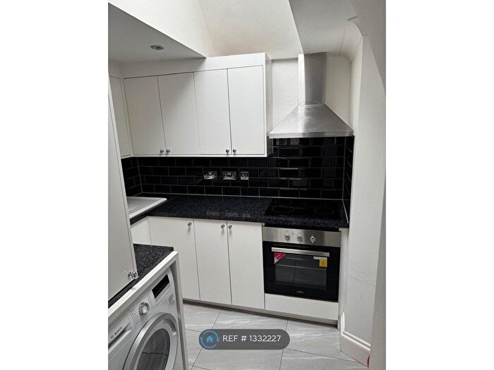 2 Bedroom Flat To Rent In Kensington Church Street, London, W8
