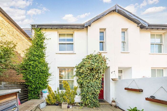 2 Bedroom Maisonette For Sale In South Ealing Road, Ealing, W5