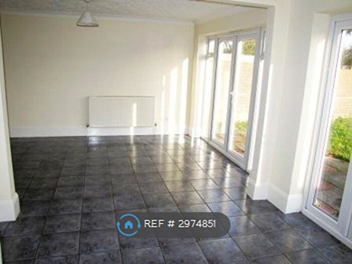 4 Bedroom Semi Detached House To Rent In Basingstoke Road, Reading, RG2
