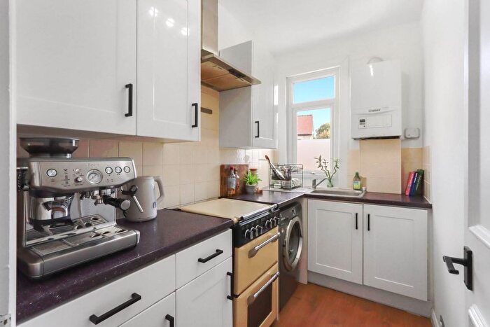 2 Bedroom Flat For Sale In Goldsmith Road, London, N11