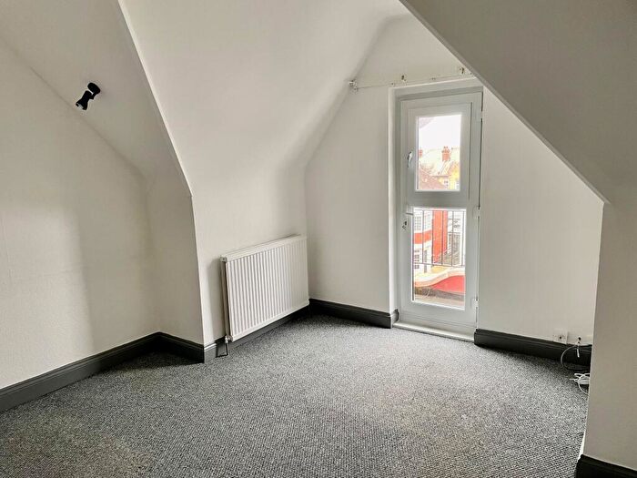 2 Bedroom Flat To Rent In Cobham Road, Westcliff-on-sea, Southend-on-sea, SS0