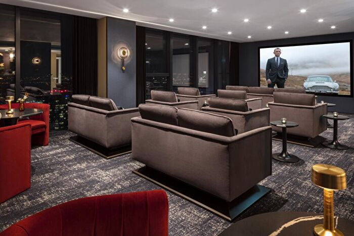 2 Bedroom Apartment For Sale In South Quay Plaza, Canary Wharf, London, E14