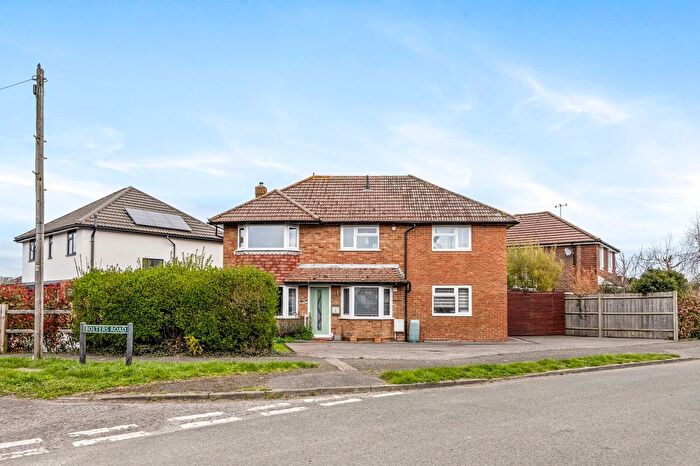 4 Bedroom Detached House For Sale In Benhams Drive, Horley, RH6