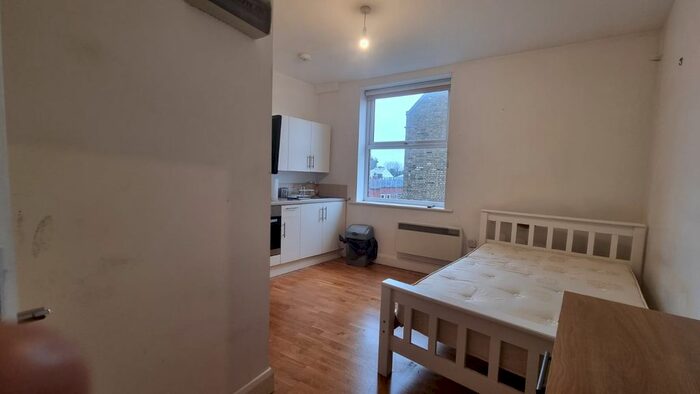 Studio To Rent In Holloway Road, London, N19