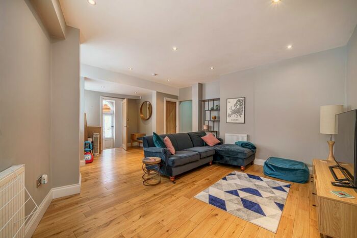 2 Bedroom Flat To Rent In East Dulwich Road, East Dulwich, London, SE22