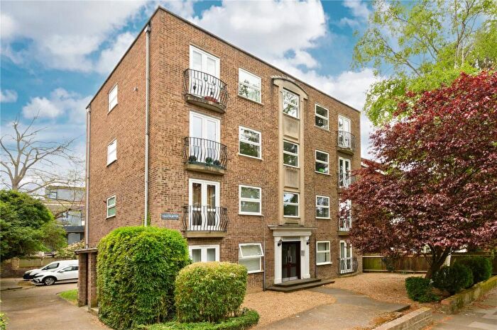 1 Bedroom Apartment For Sale In St. Andrew's Square, Surbiton, Surrey, KT6