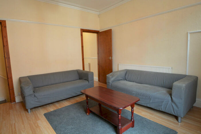 6 Bedroom House To Rent In Hessle Place, Leeds, LS6