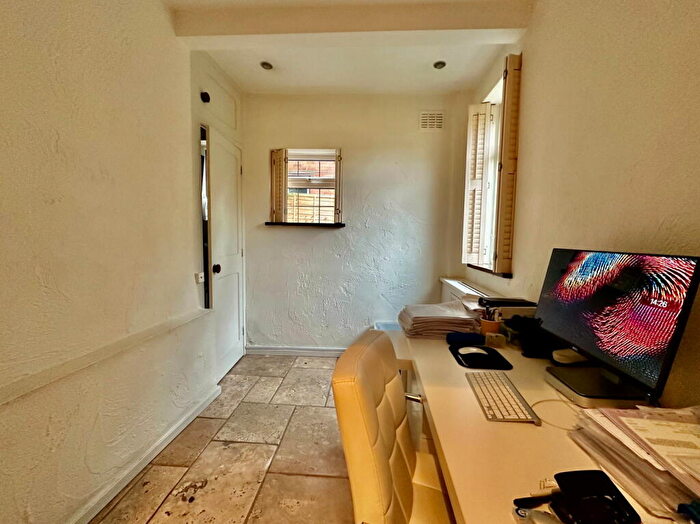 4 Bedroom Detached House For Sale In Glebe Lane, Barnet, EN5