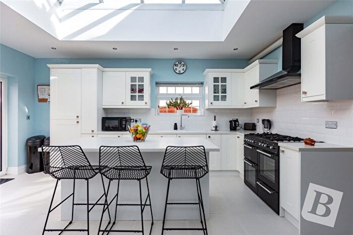 3 Bedroom Semi-detached House For Sale In Wren Gardens, Hornchurch, RM12