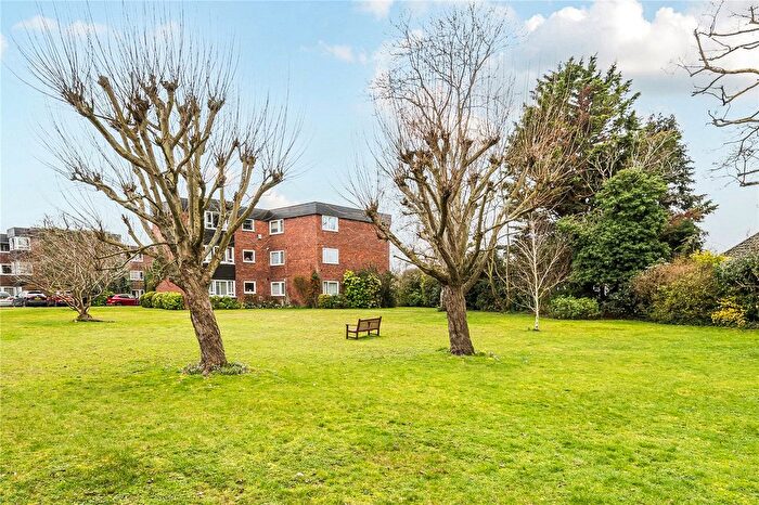 1 Bedroom Flat For Sale In Mount Felix, Walton-On-Thames, KT12