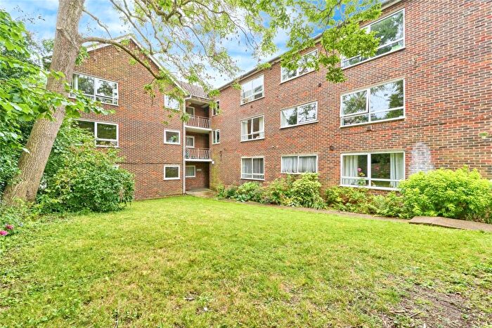2 Bedroom Flat To Rent In Hook Road - Surbiton, KT6