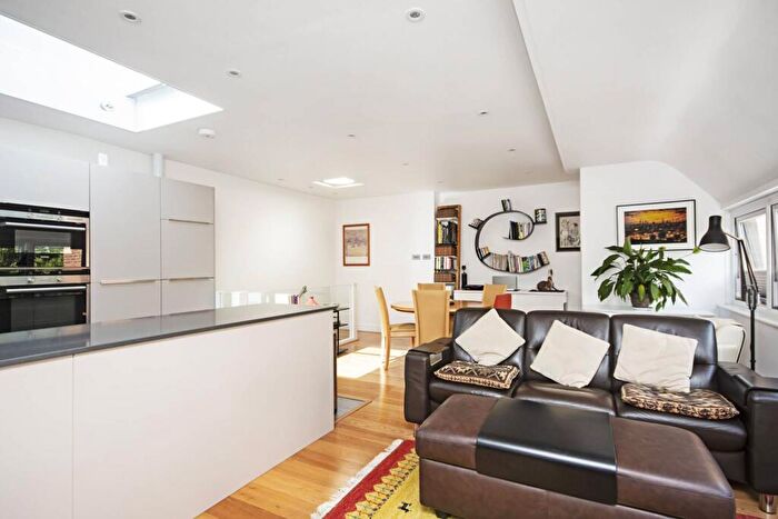 2 Bedroom Flat For Sale In Chandos Way, Golders Green, London, NW11