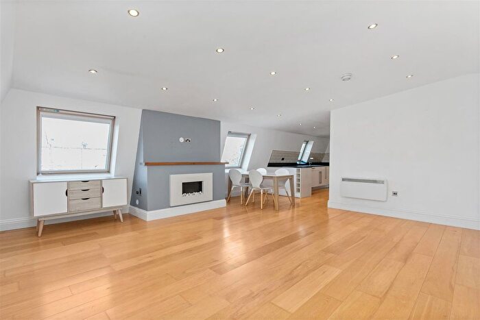 2 Bedroom Flat For Sale In Hazelwood Lane, Palmers Green, N13