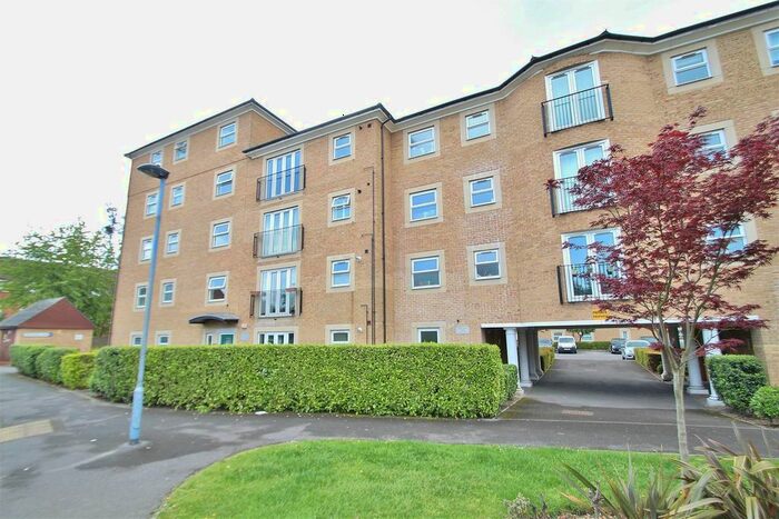 2 Bedroom Flat To Rent In White Lodge Close, Isleworth TW7
