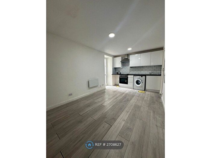 Studio To Rent In Park Lane, London, N17