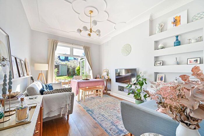 2 Bedroom Flat For Sale In James Avenue, Willesden Green, London, NW2
