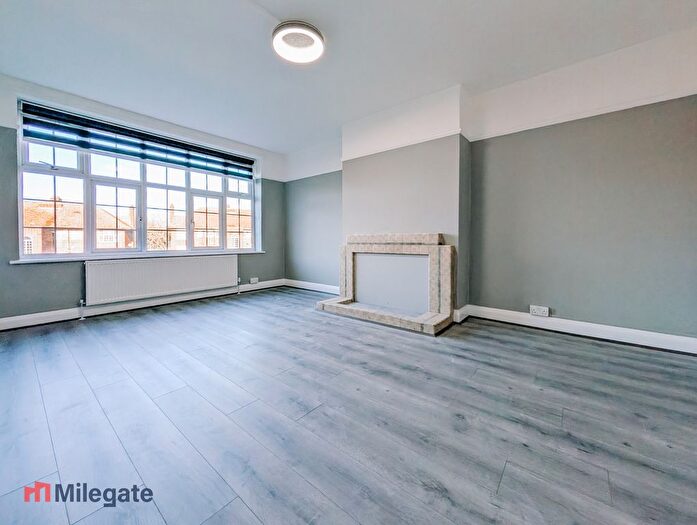 2 Bedroom Flat To Rent In Wynash Gardens, Carshalton, SM5