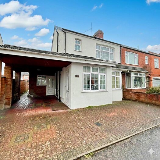 4 Bedroom Semi Detached House For Sale In Letchworth Road, Luton, Bedfordshire, LU3