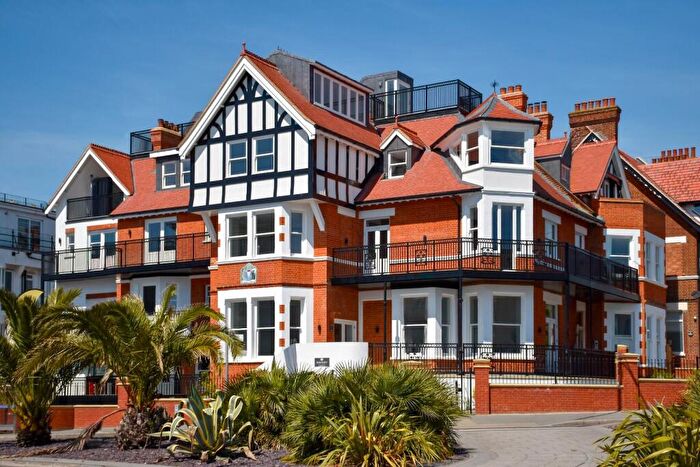 2 Bedroom Flat For Sale In Station Road, Westcliff, SS0