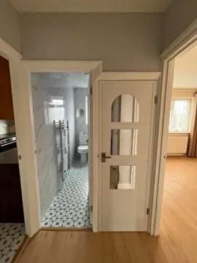 2 Bedroom Flat To Rent In Western Avenue, Acton, W3