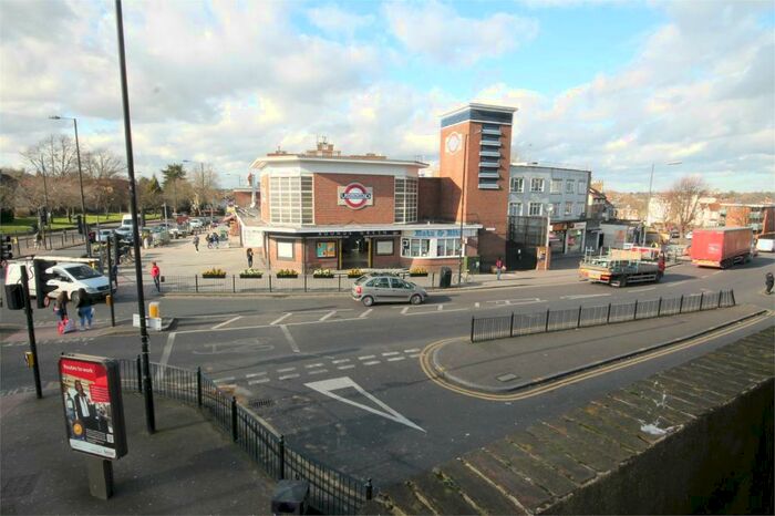 3 Bedroom Apartment To Rent In Brownlow Road, London, N11