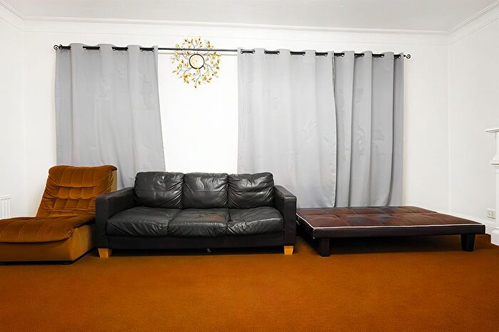 3 Bedroom Flat To Rent In Fencepiece Road, Ilford, IG6