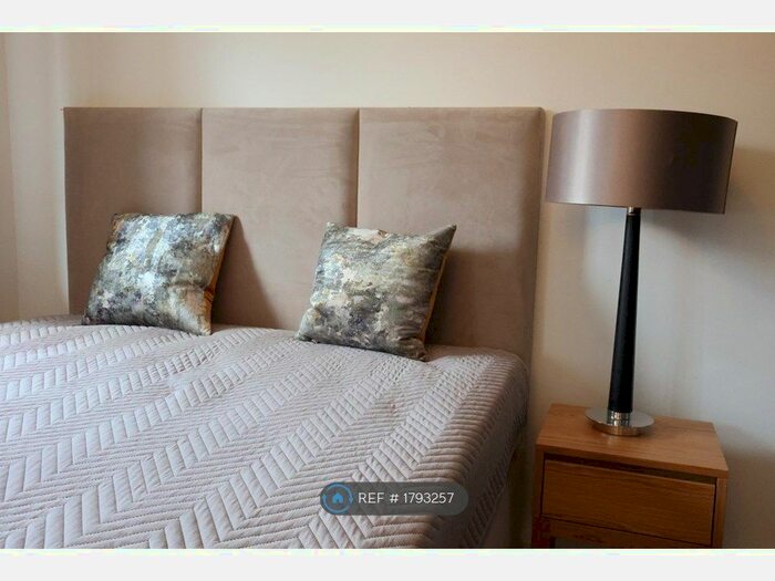 2 Bedroom Flat To Rent In Troon Close, London, SE16