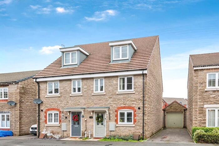 3 Bedroom Semi Detached House For Sale In Upper Ox Hill, Purton, Swindon, SN5