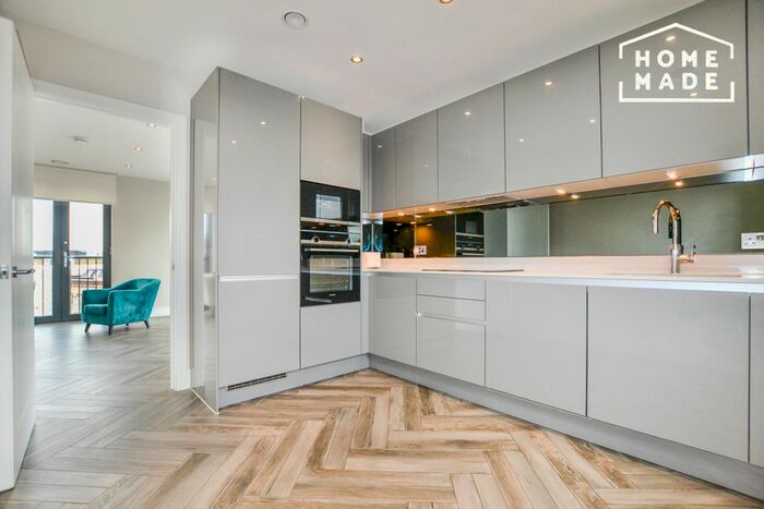 2 Bedroom Flat To Rent In Battersea Park Road, London, SW8