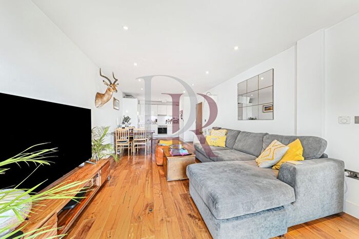 2 Bedroom Flat For Sale In Grand Canal Apartments, De Beauvoir Crescent, London, N1