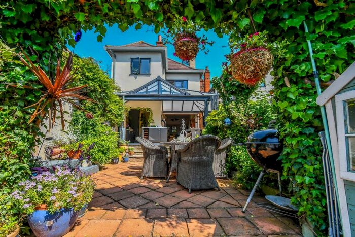 3 Bedroom Detached House For Sale In Carlton Drive, Leigh-On-Sea, SS9