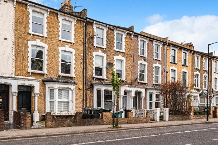 2 Bedroom Flat To Rent In Graham Road, London, E8