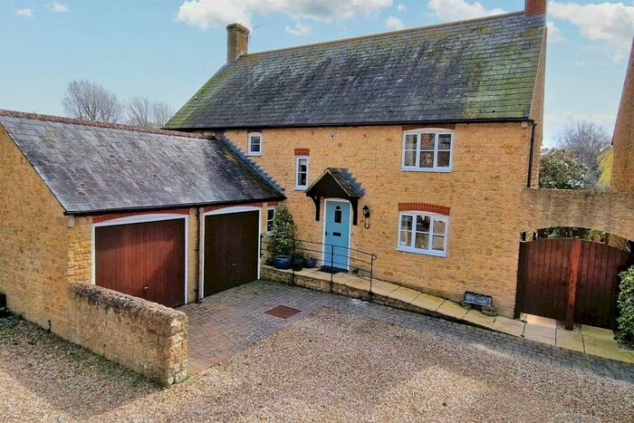 4 Bedroom Detached House For Sale In Burton Bradstock, DT6