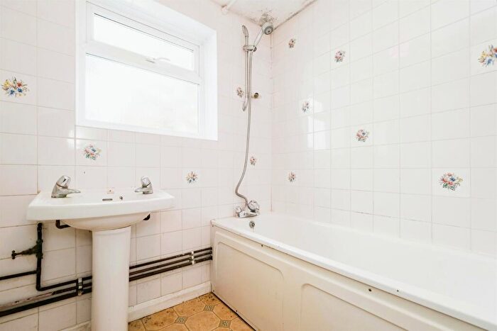 3 Bedroom Semi-Detached House For Sale In Wennington Road, Rainham, RM13