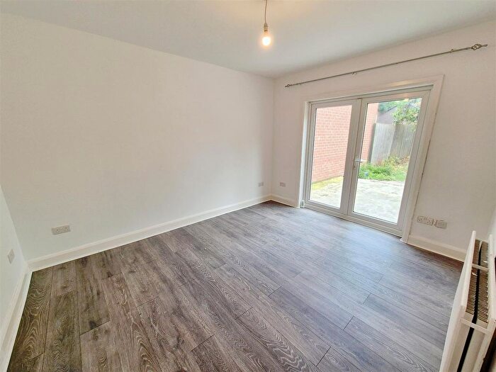3 Bedroom Semi-Detached House To Rent In Kings Avenue, Hounslow, TW3