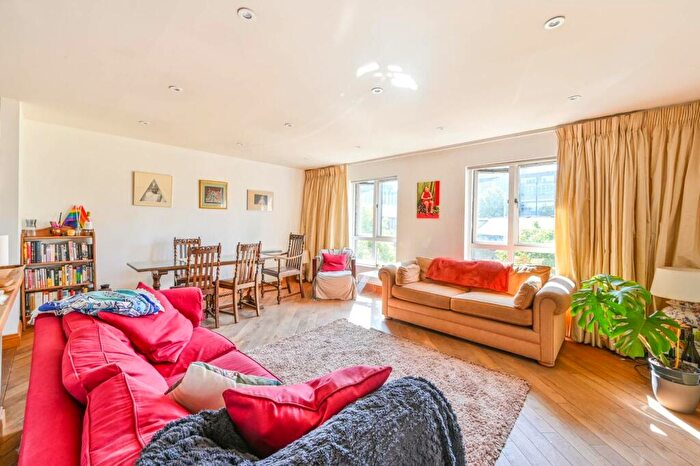 2 Bedroom Flat To Rent In Kempton Court, Whitechapel, London, E1