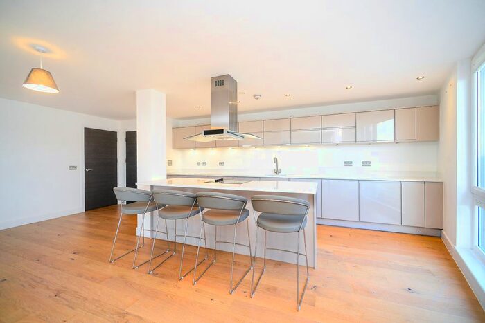 3 Bedroom Flat To Rent In Brighton Marina, Brighton, BN2