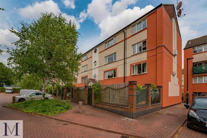 2 Bedroom Flat To Rent In Harlech Gardens, Heston, Hounslow, TW5